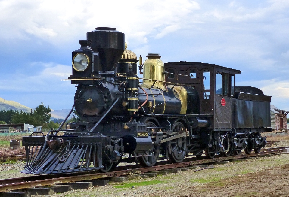 Track train asphalt transport