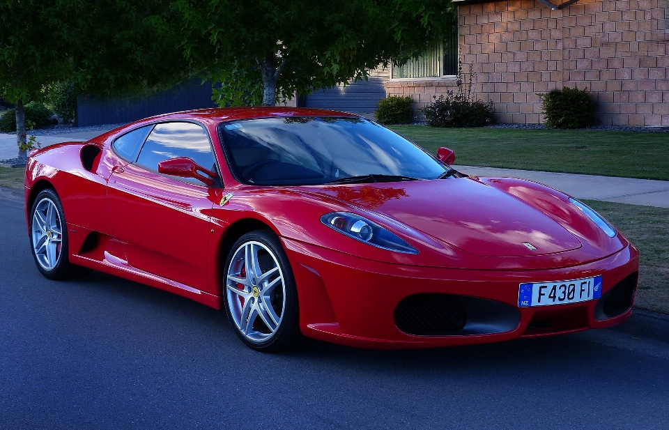 Voiture rouge véhicule de sport
