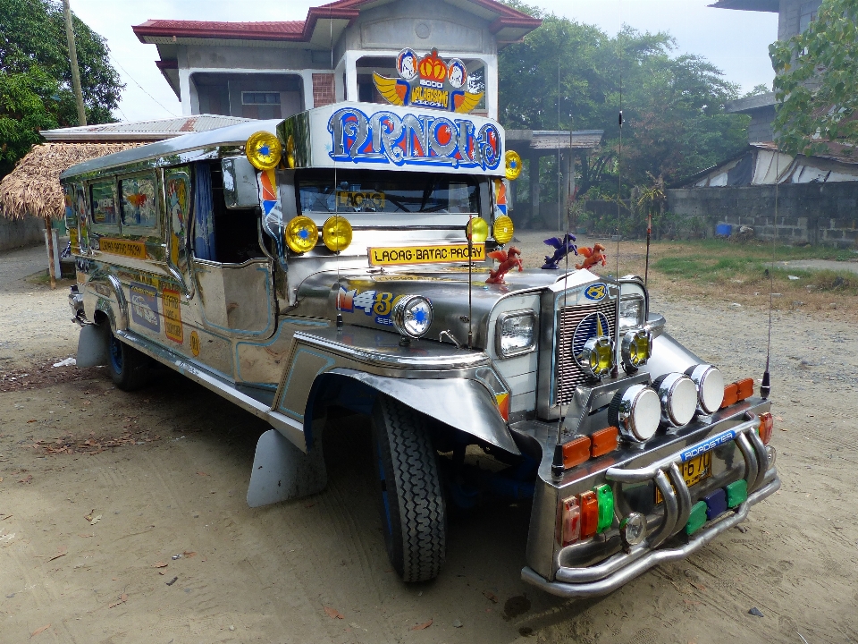 Mobil jeep mengangkut truk