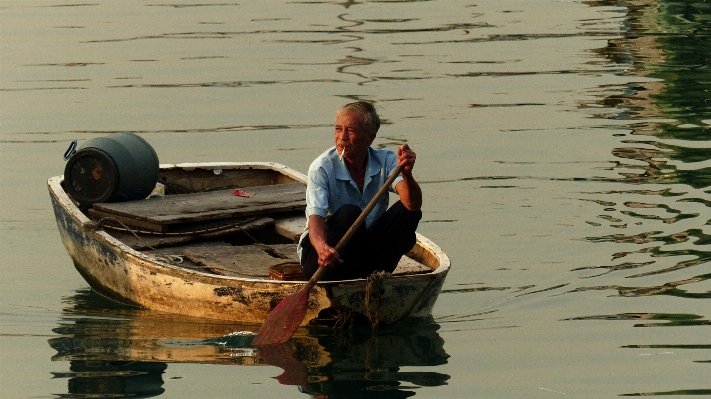 男 海 水 ボート 写真