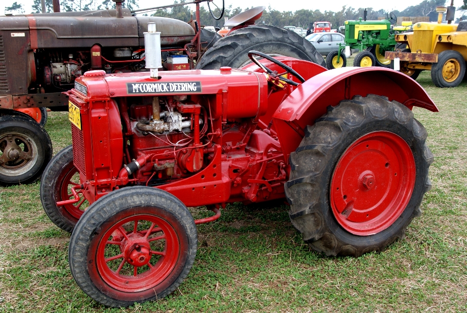 Traktor roda pedesaan pertanian