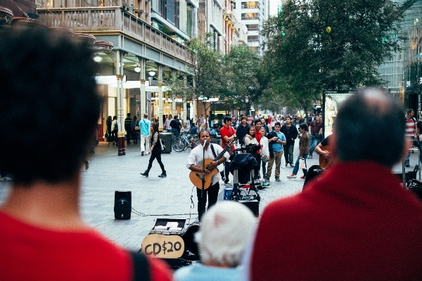 Foto Pejalan kaki musik rakyat jalan