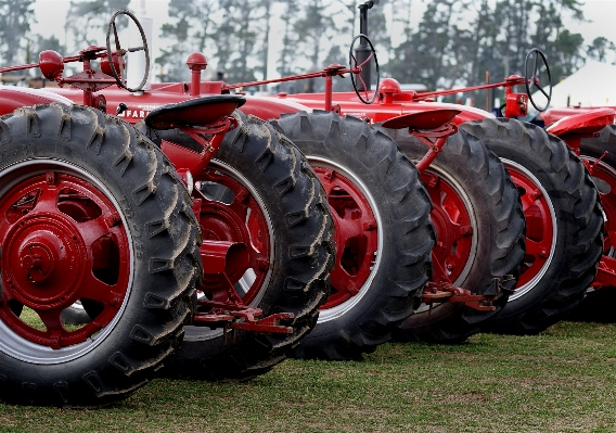 Foto Traktor roda merah kendaraan