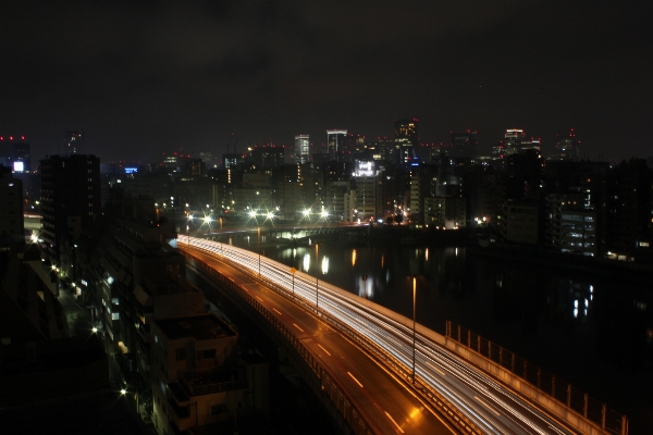 Foto Cakrawala lampu menjembatani kaki langit