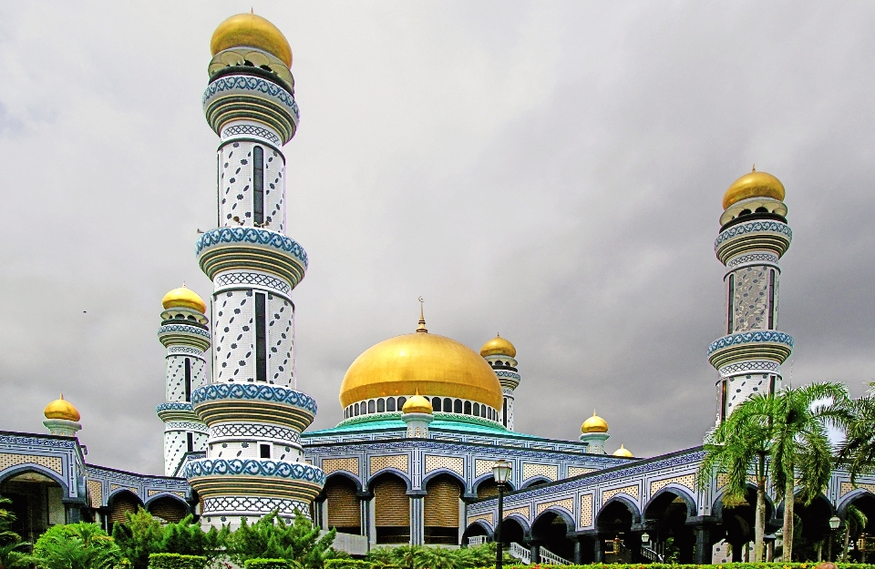 Bangunan menara tengara tempat beribadah
