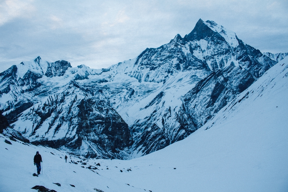 Montagna nevicare inverno catena montuosa
