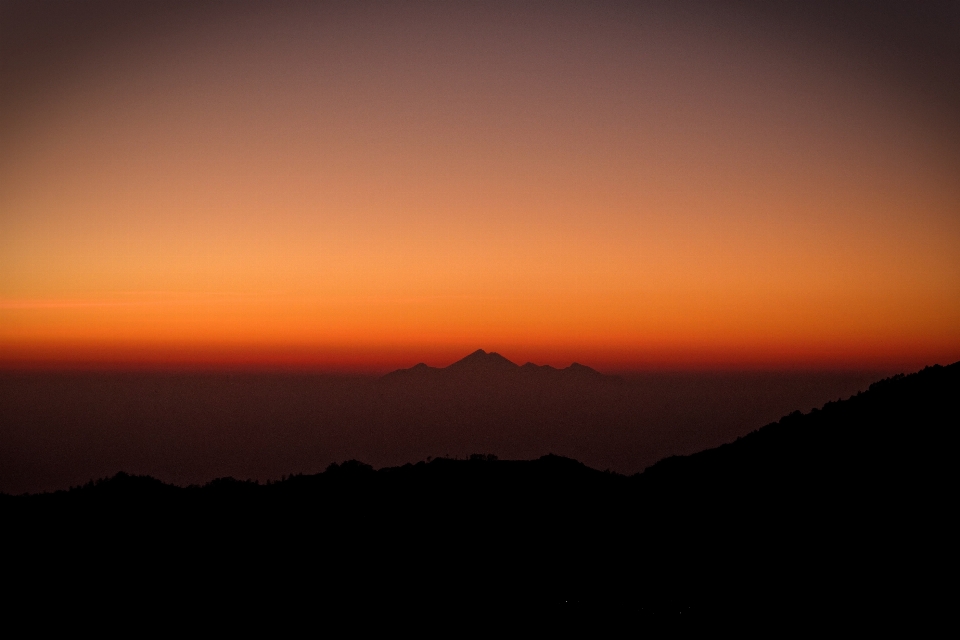 Orizzonte montagna alba tramonto