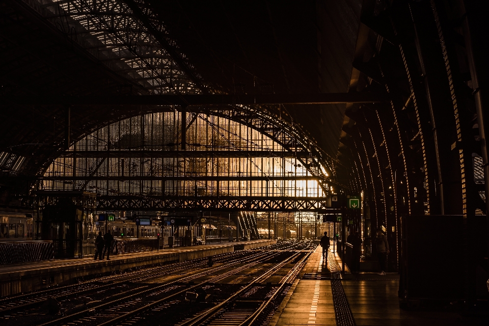 Licht die architektur eisenbahn brücke