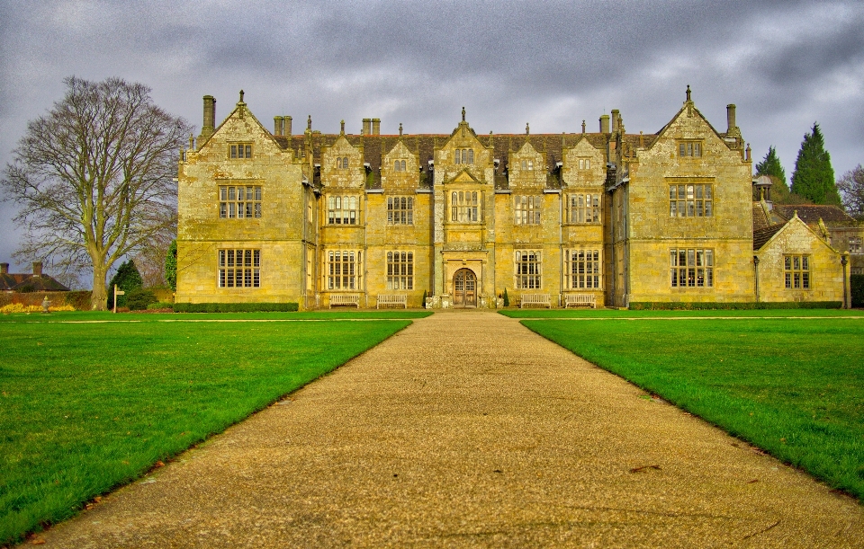 Pelouse manoir
 bâtiment château
