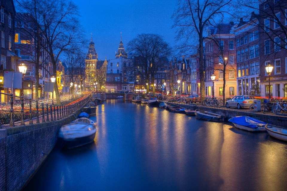 Nuit ville rivière canal
