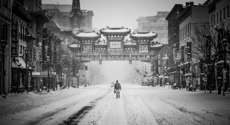 男 ウォーキング 雪 冬 写真