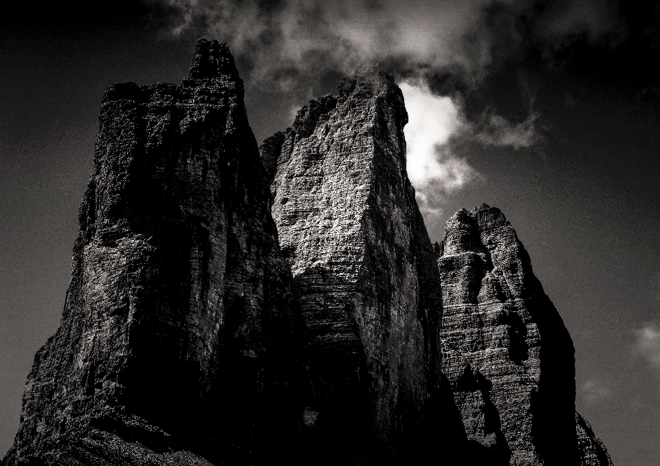 自然 rock 山 黒と白
