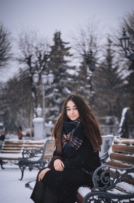 雪 冬 女の子 ベンチ 写真