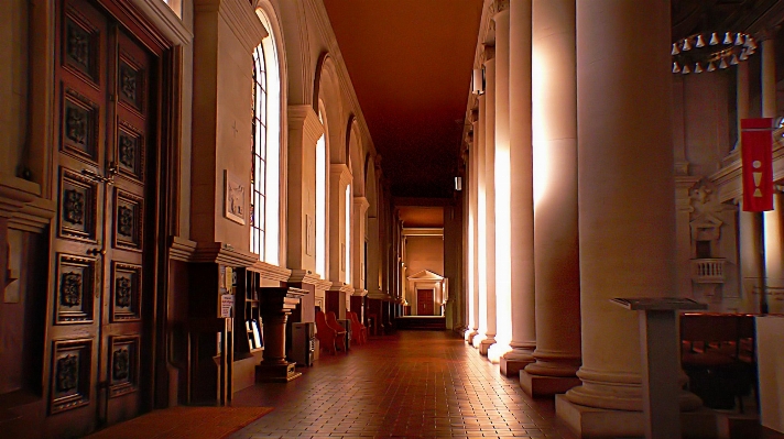 Foto Arquitetura coluna salão igreja