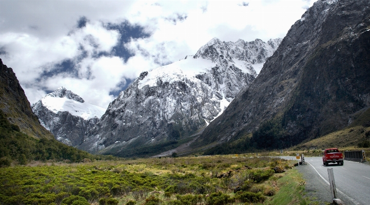 Foto A piedi montagna valle catena montuosa
