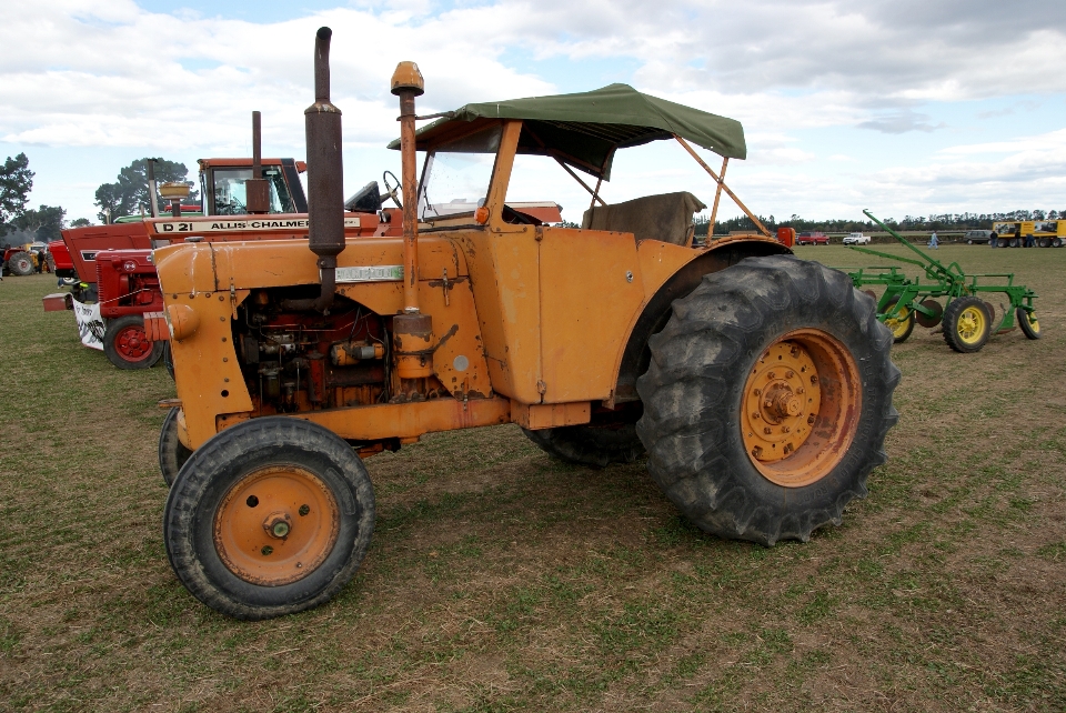 Mobil traktor bidang roda