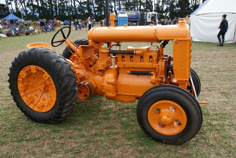 Tractor rueda agricultura vehículo