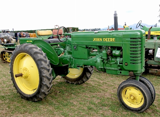 Tractor field farming vehicle Photo