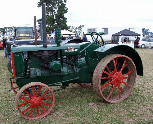 Foto Mobil traktor roda pertanian