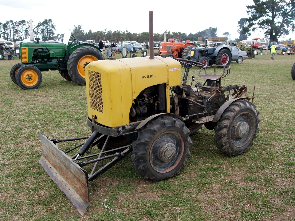 Auto trattore campo ruota