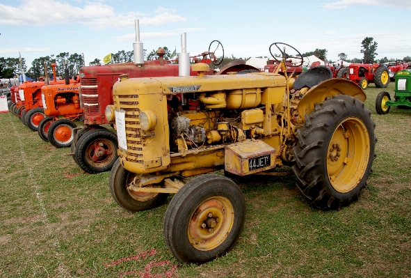 Foto Traktor bidang roda pertanian