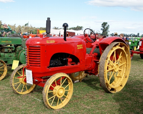 Foto Mobil traktor roda pertanian