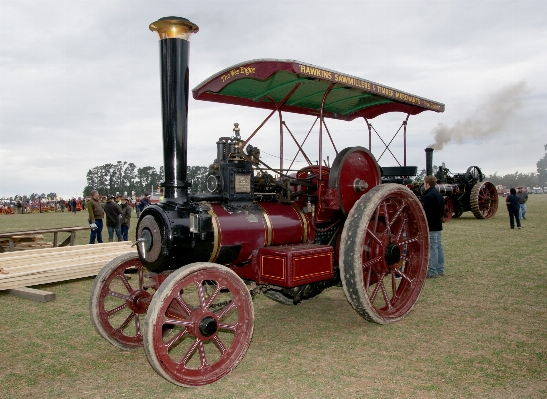 Foto Traktor roda steam mengangkut