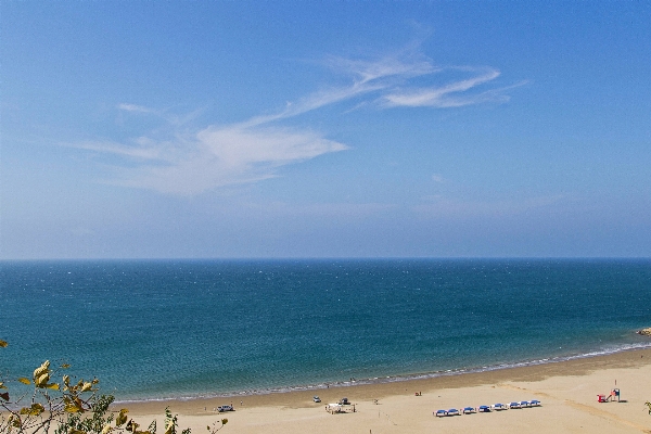 Foto Pantai laut pesisir pasir