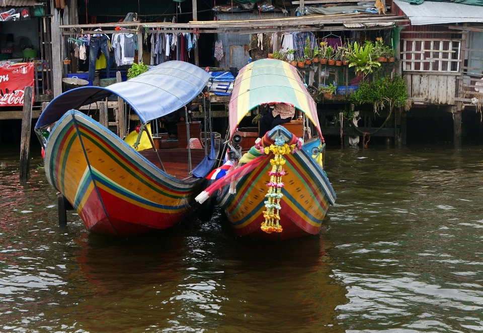 Barco veículo Ásia hidrovia
