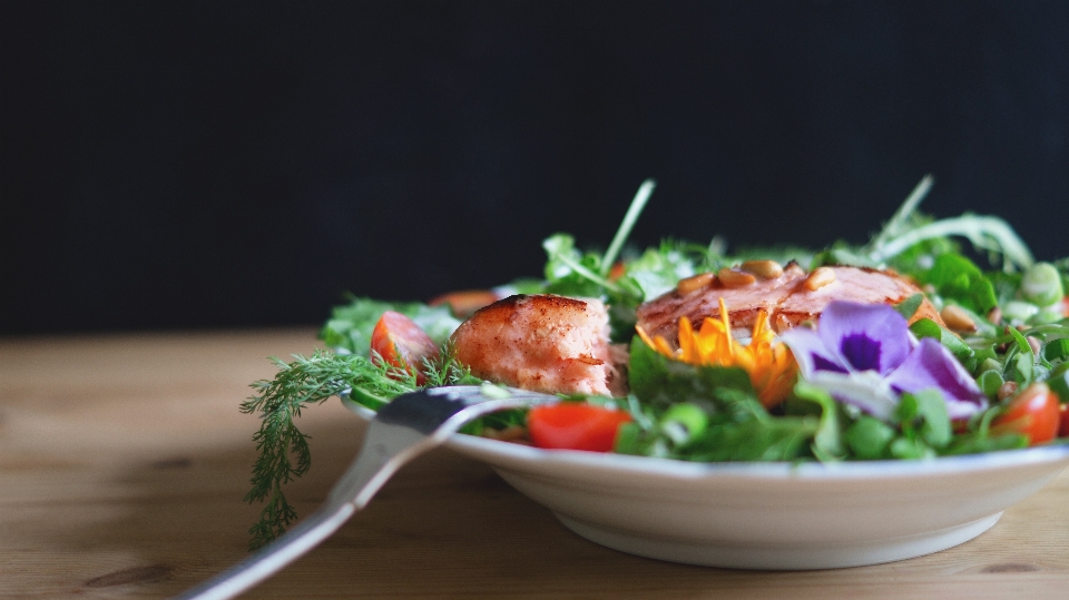 Garpu piring makanan salad