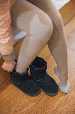 Foto Tangan sepatu gadis kaki