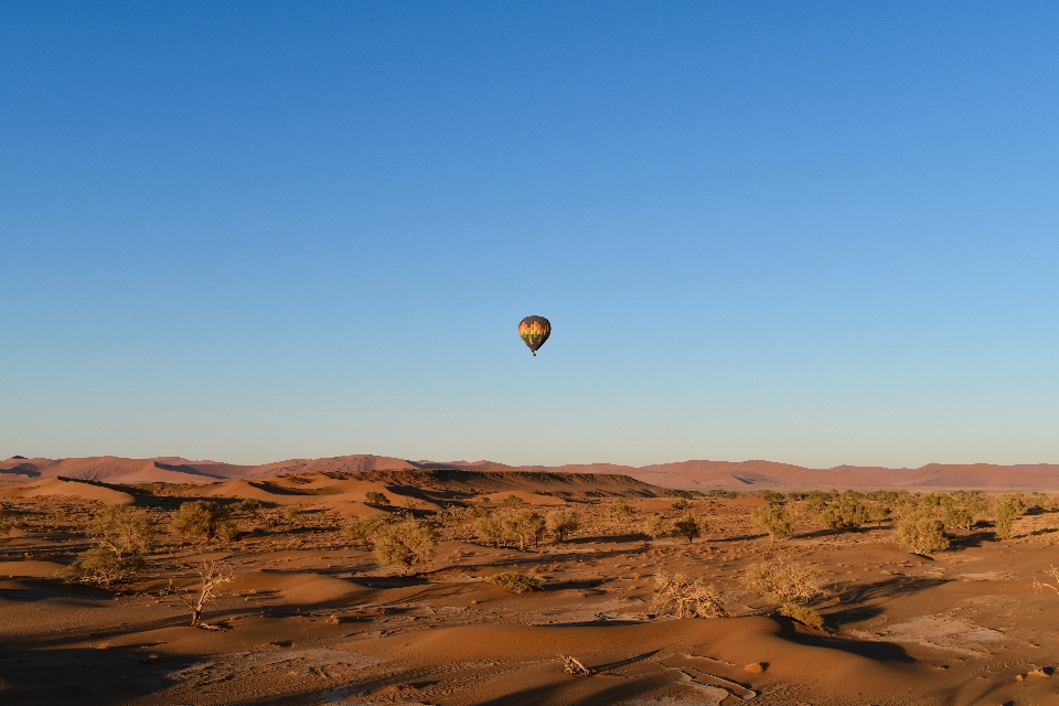 Paysage ciel désert montgolfière