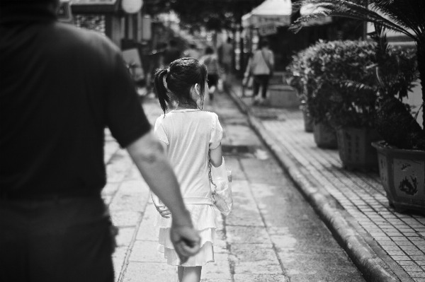 Foto A piedi bianco e nero
 ragazza strada