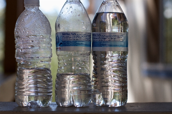 水 ガラス 飲む ボトル 写真