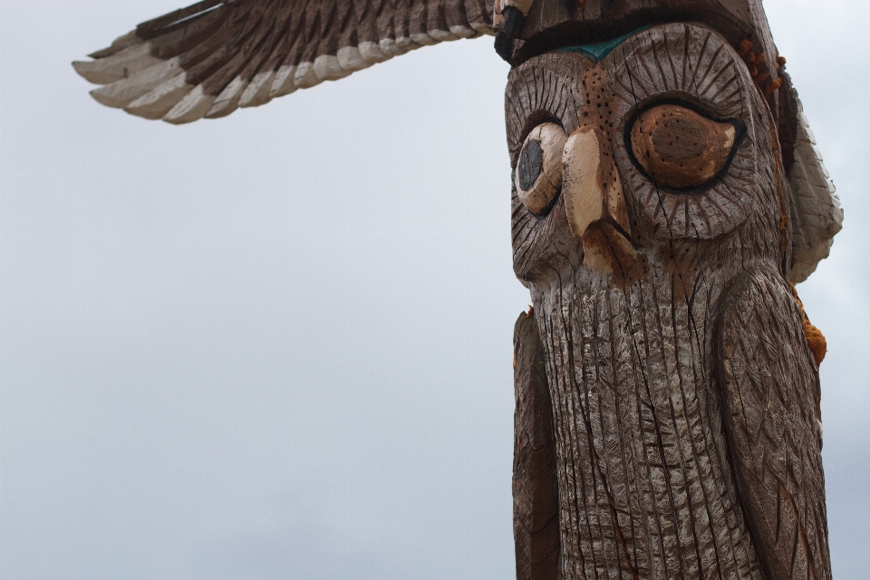 Burung sayap monumen patung