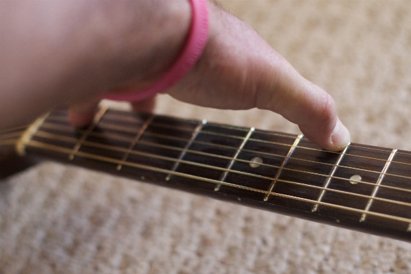 Foto Tangan gitar akustik alat musik