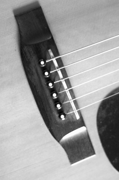 En blanco y negro
 guitarra acustica