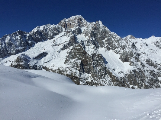 Foto Paesaggio montagna nevicare inverno