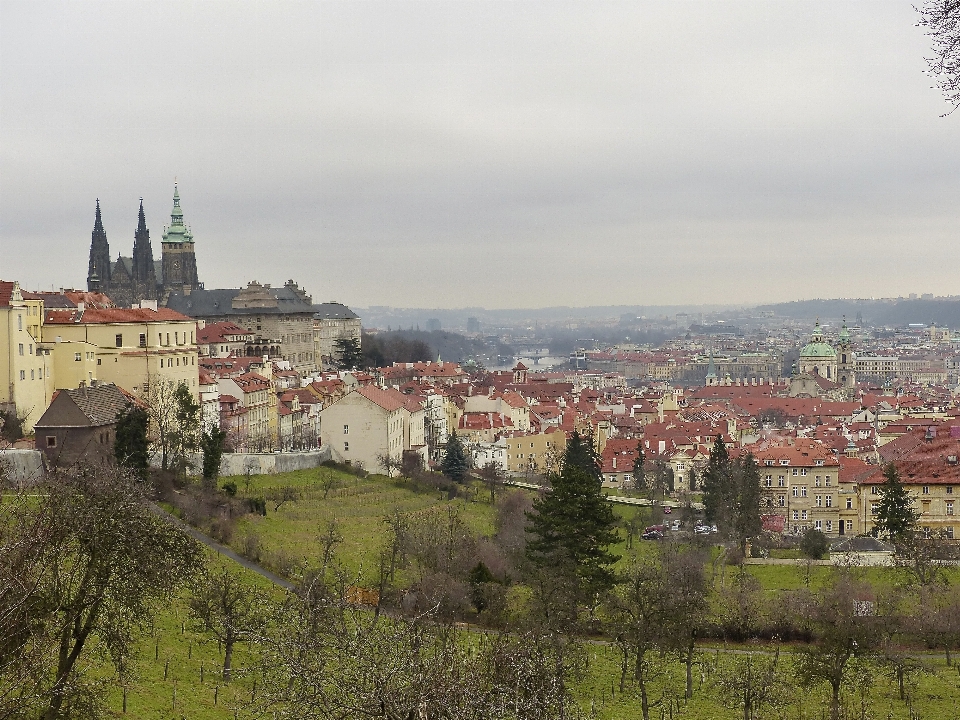 Góra zima sylwetka na tle nieba pochmurny