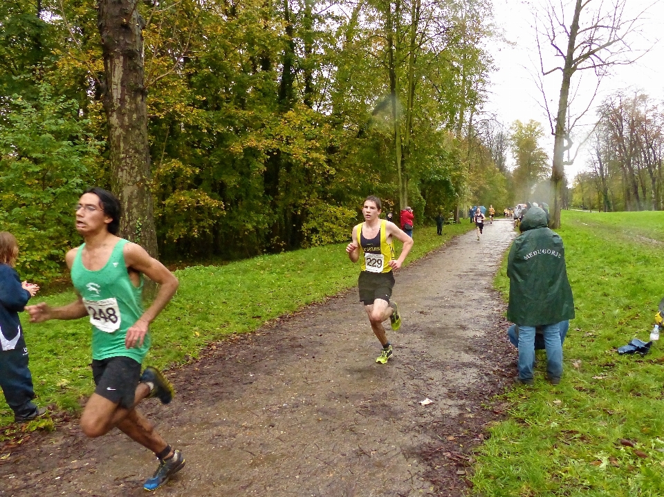 Persona sentiero corsa correre