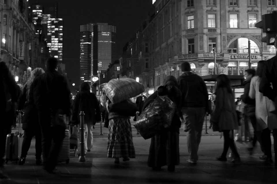 Peatonal persona luz en blanco y negro
