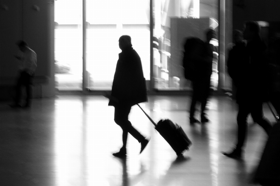 Hitam dan putih
 putih bandara menari