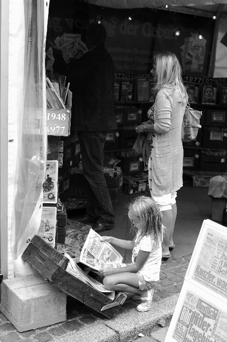 Libro persona en blanco y negro
 gente