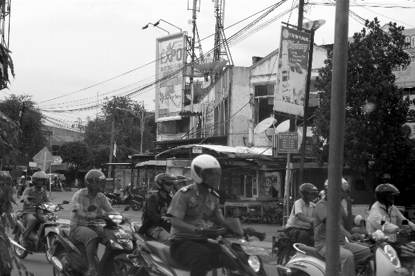 Foto Hitam dan putih
 jalan kerumunan asia