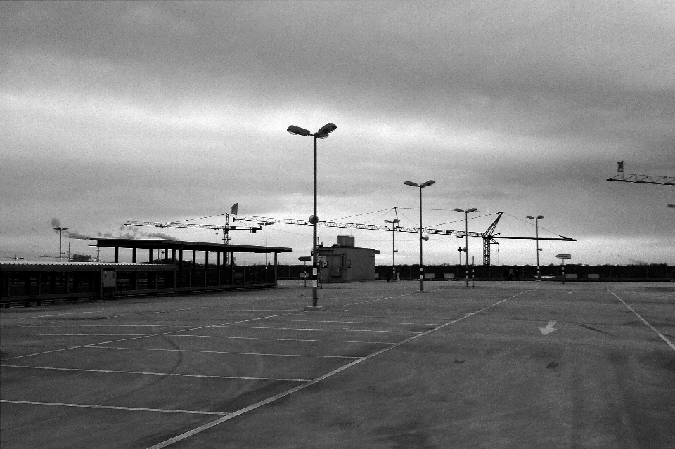 Mar horizonte nube en blanco y negro
