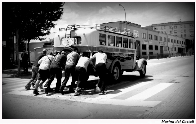 Foto Pria pejalan kaki hitam dan putih
 jalan