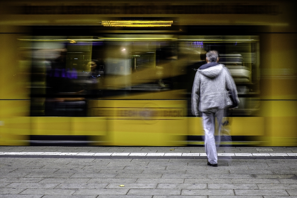 Homme piéton personnes route