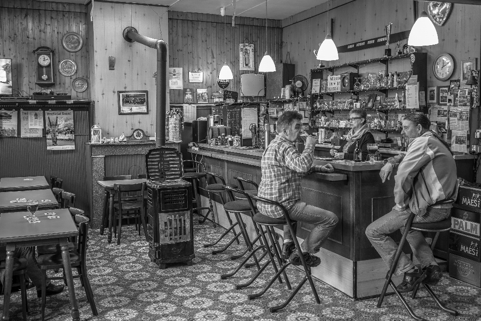 Cafetería en blanco y negro
 atmósfera aldea