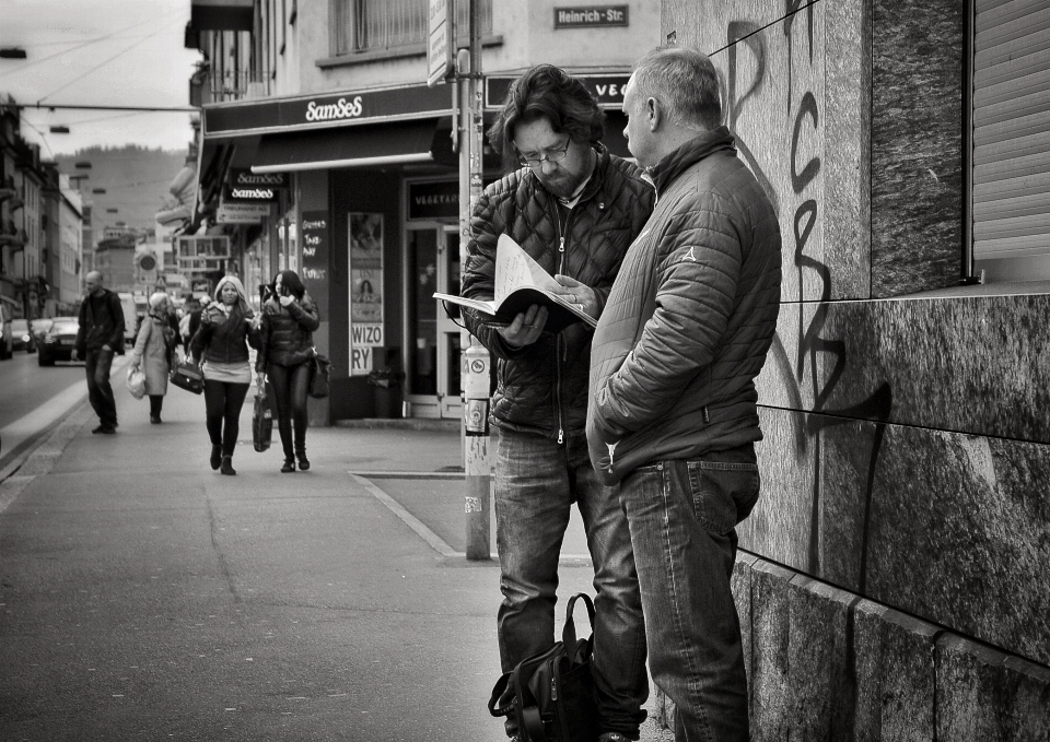 Peatonal en blanco y negro
 gente camino