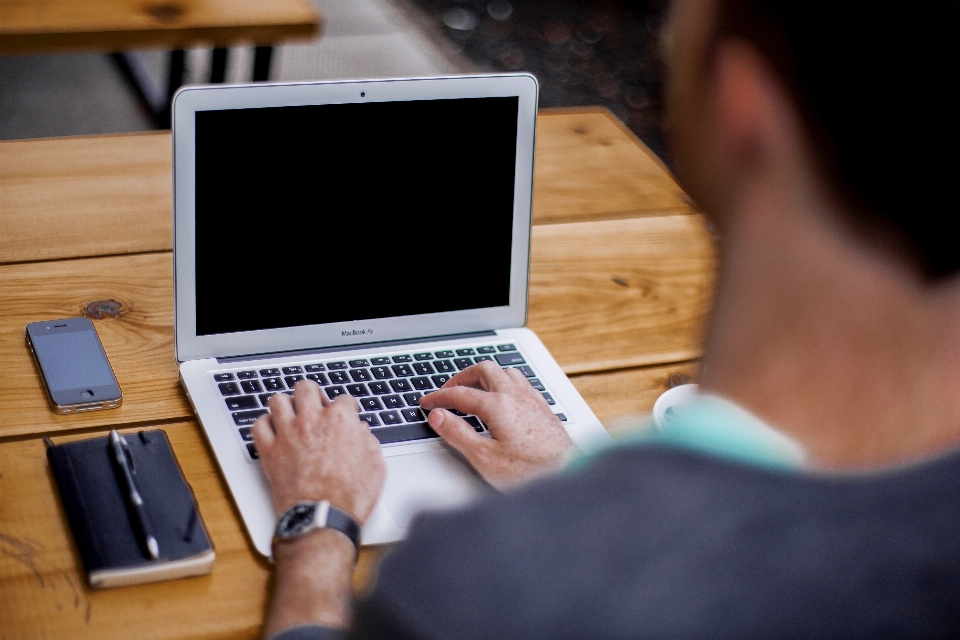 랩탑 컴퓨터 macbook 글쓰기